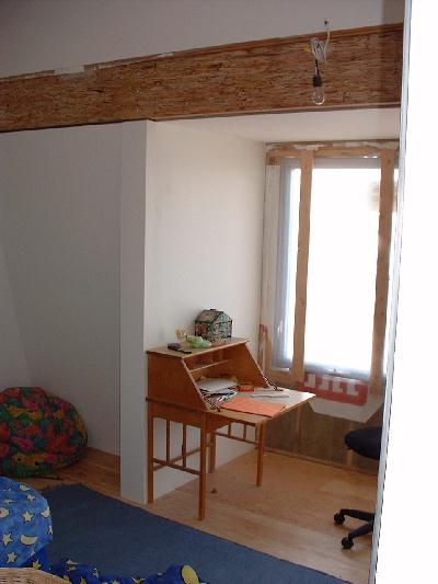 The kids bedrooms have had the final flooring installed. In order to keep costs down and provide a warm and comfortable floor we've used standard plywood with a water based verathane. Under the floor 