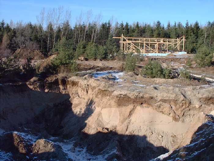 The local soil provided most of the sand requirements during construction of the foundation. Local materials have been used where possible.