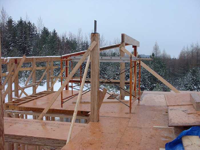 The bathroom floor on the second floor takes shape. The first beam that will hold the roof has been secured to the steel frame and the first beam.