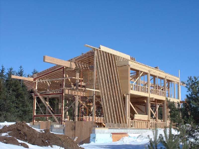 The design of the house takes shape. Lately it has seemed to me that the design has taken inspiration, through nature, from the native american form of "long house". This simple design seems ideally s