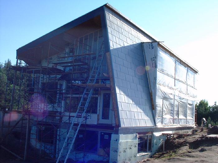 Doors and windows are all in place. Colin maticulously adjusts and finishes each windows ensuring a tight seal and good insulation.